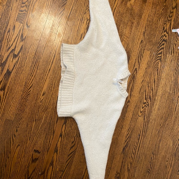 Cream cropped Aritzia sweater - Picture 2 of 4